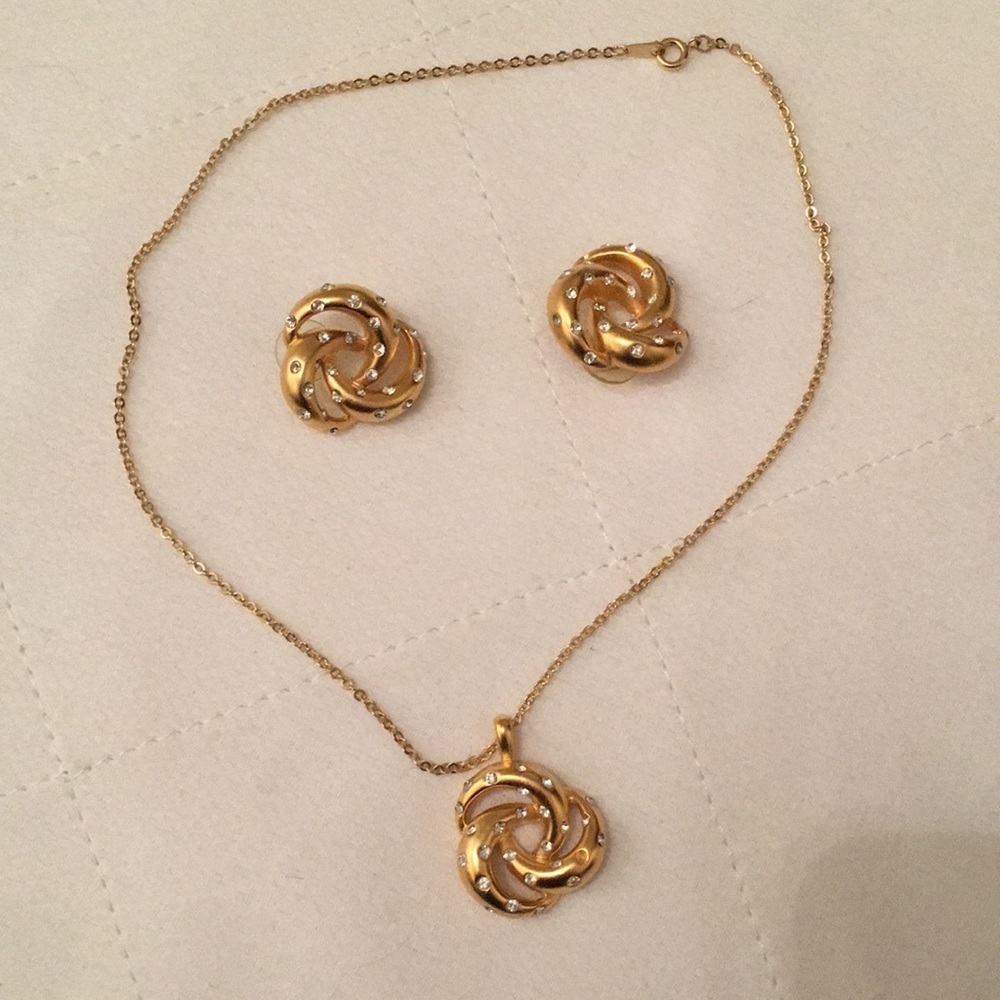Lovely vintage gold tone and rhinestone earrings and necklace​